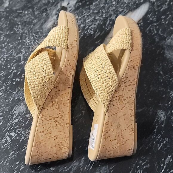 BRAND NEW XOXO WOMEN'S JANAINE-B WEDGE SANDAL - Picture 8 of 16